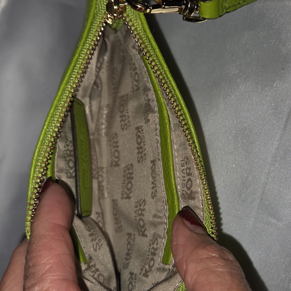 Michael Kors Fulton Wristlet EUC - Picture 8 of 9